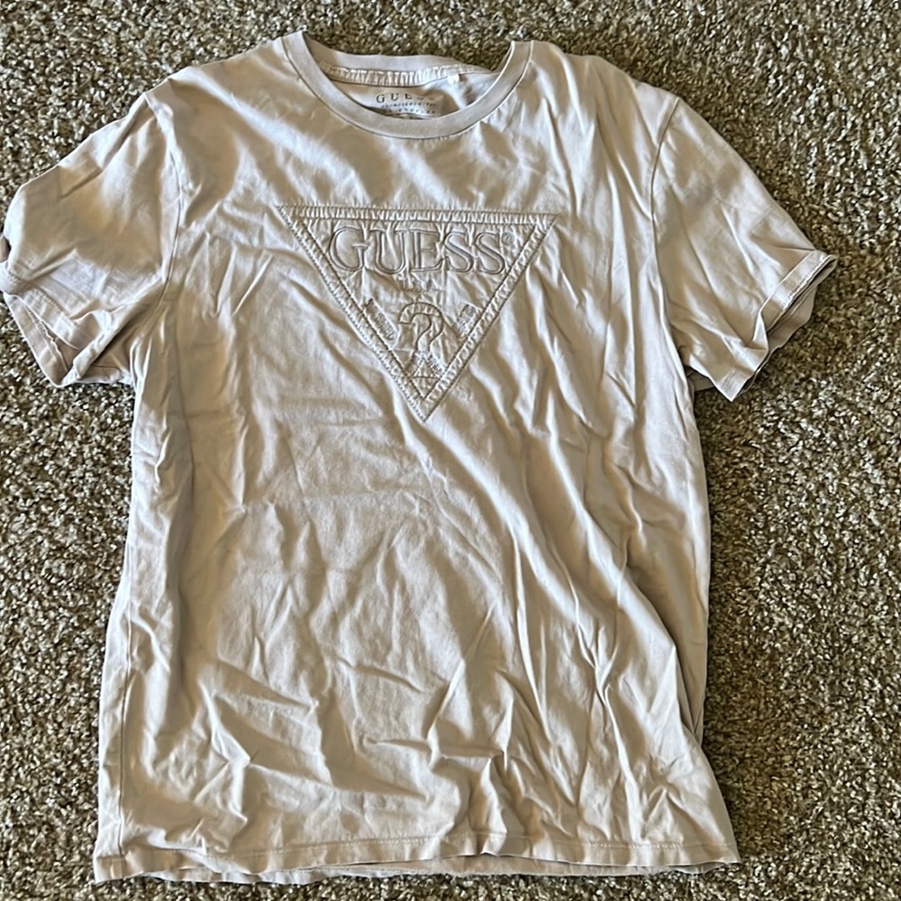 Men’s Guess Fitted Tee.